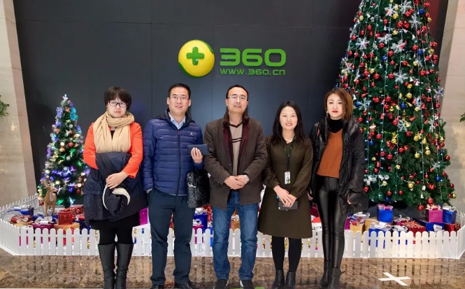 參訪交流結(jié)束后，達內(nèi)一行與360公司團隊在門前合影留念
