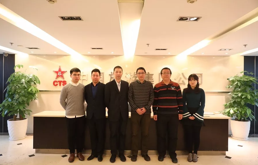 參訪交流結(jié)束后，達(dá)內(nèi)一行與港中旅團(tuán)隊(duì)在門前合影留念。
