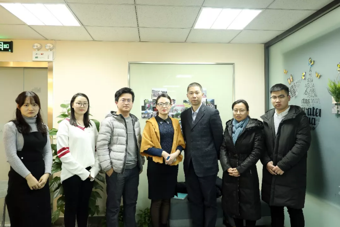 參訪交流結(jié)束后，達(dá)內(nèi)一行與人谷科技團隊在門前合影留念