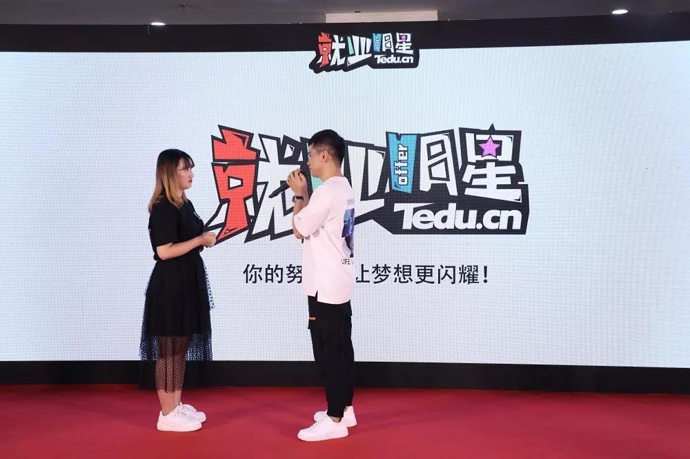 達(dá)內(nèi)就業(yè)明星現(xiàn)場求婚，在達(dá)內(nèi)實現(xiàn)愛情事業(yè)雙豐收