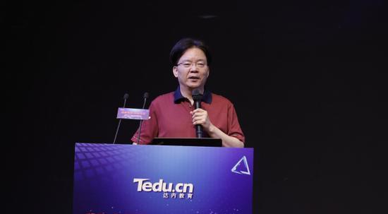 達(dá)內(nèi)教育集團(tuán)董事長(zhǎng)/CEO韓少云做"構(gòu)建3—33歲泛IT學(xué)習(xí)體系的探索與實(shí)踐"的主題演講